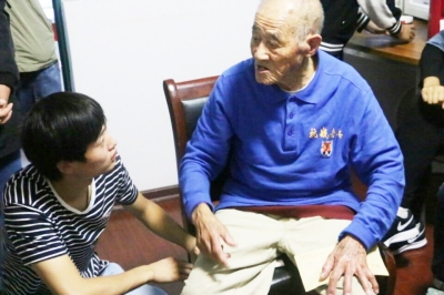 小学生打老人_打小学老师事件_小学生遭老太打骂