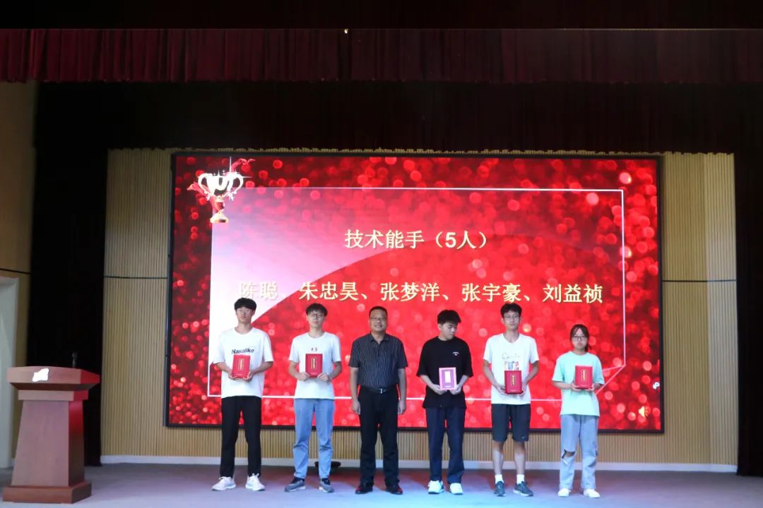 黄淮学院管的严吗_黄淮学院火了_黄淮学院